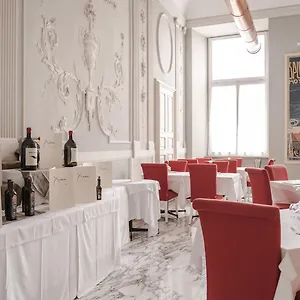Hotel De, Génova